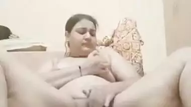 Desi fatty aunty fing her hot pussy