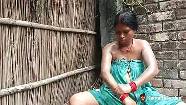 Desi xxx video of Bhabhi sucking a dick while bathing