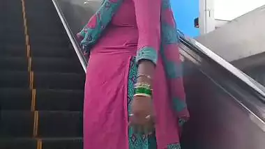 Bandra metro rail toilet me horny bhabhi fingering
