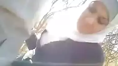 Arab girl outdoor rubbing her puzzy n suckking cock