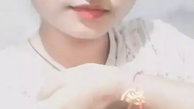 Gorgeous Desi girl showing her long boobies