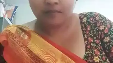 Chubby MILF in saree showing naked boobs and pussy
