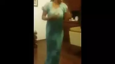 Bhabhi in nighty shaking ass