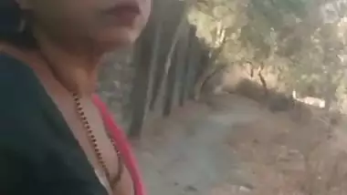 Horny man fucks a desi randi in a plastic hut on the road